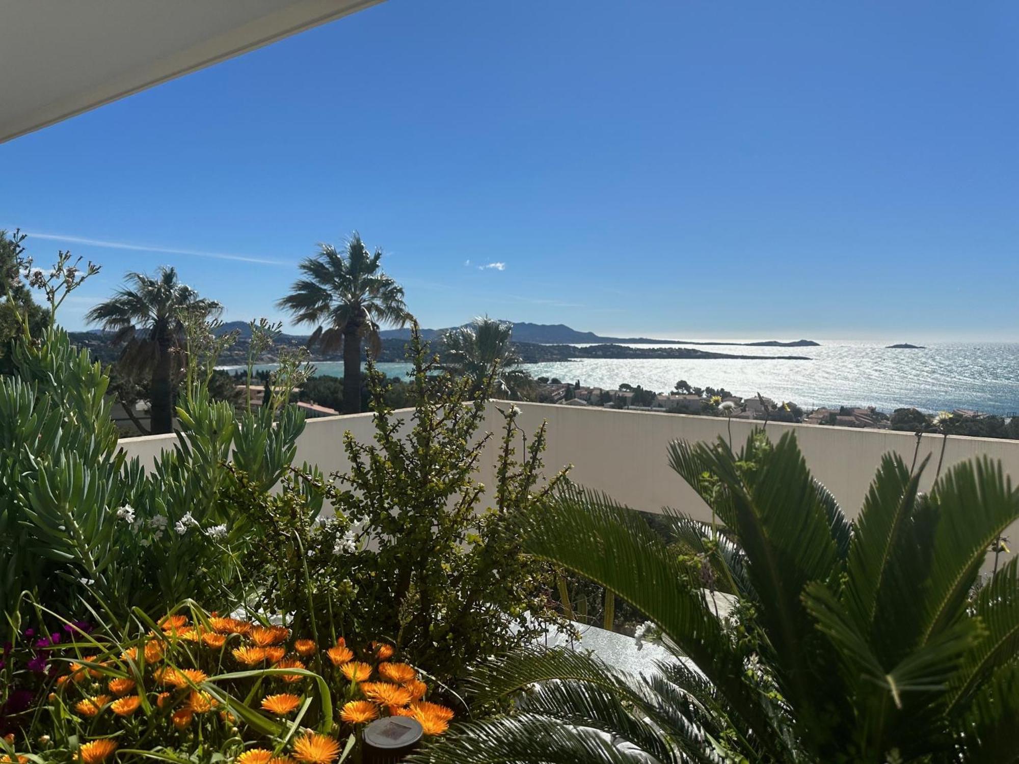 Superbe T2 44M2 - Grande Terrasse Vue Mer Panoramique Exceptionnelle Piscine - Parking Bandol Exterior photo